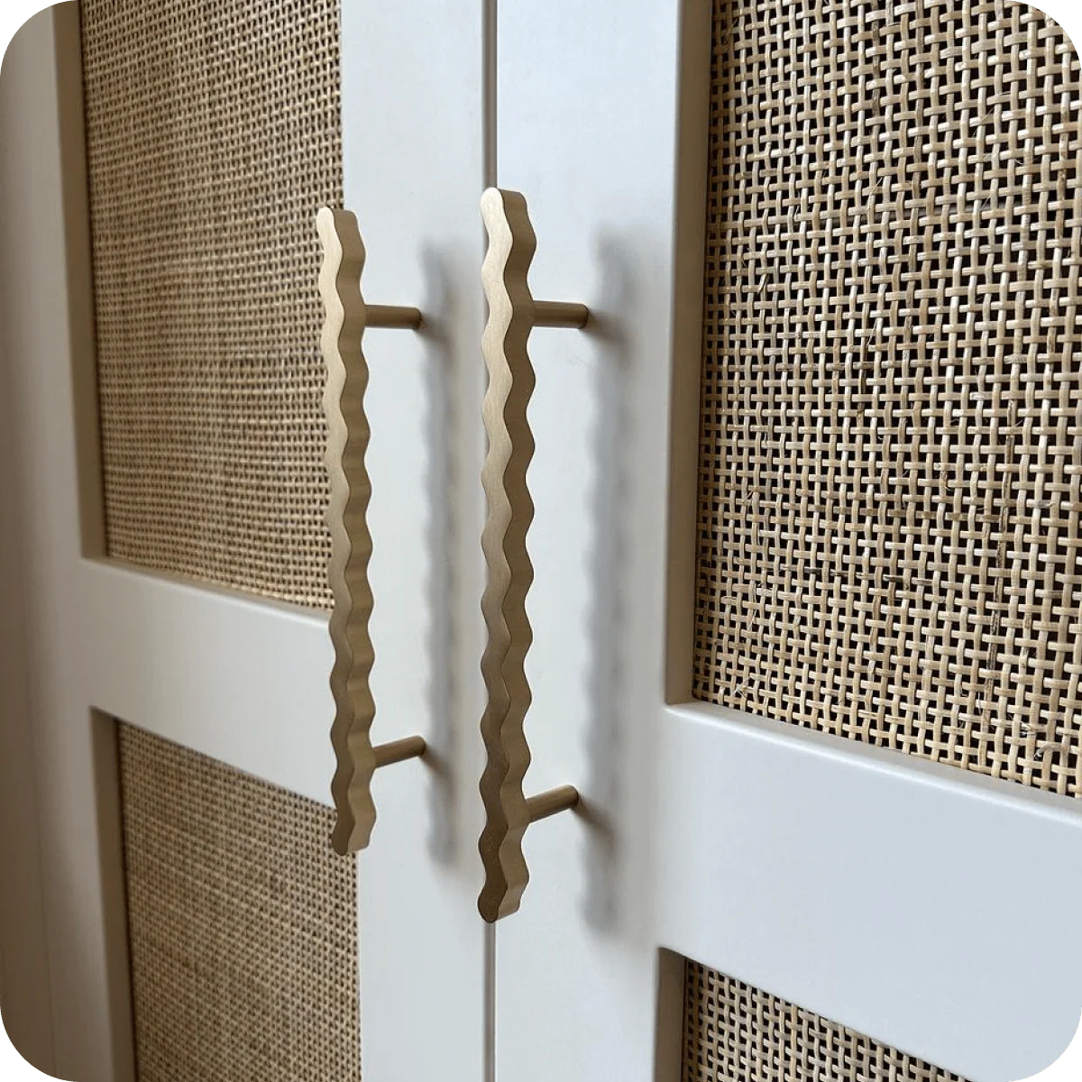 Squiggle T Cabinet Pull