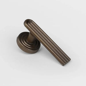 Forme 18 Fluted Door Lever