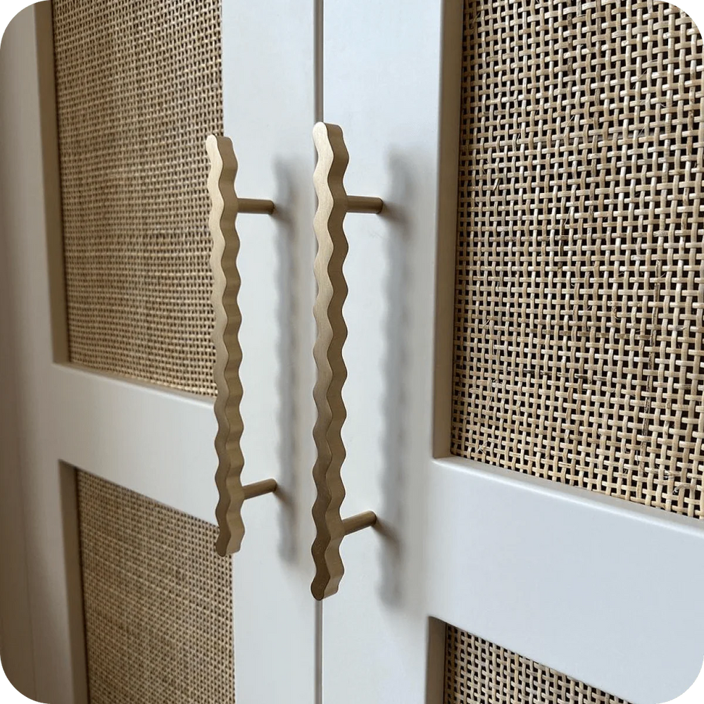 Squiggle T Cabinet Pull
